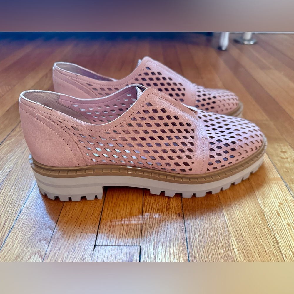 Vince Camuto Mritsa slip-on oxford with a perforated upper. Never worn. Size 6 - Picture 3 of 12